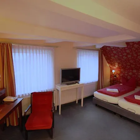 מלון Garni Zur Linde 2*