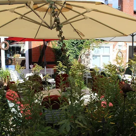 מלון Garni Zur Linde 2*